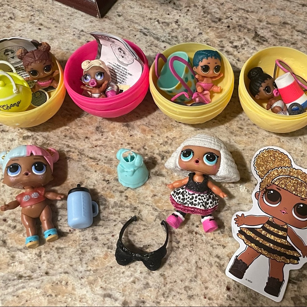L.O.L. Surprise Dolls Lot. This lot comes with 4 babies and 2 adults,accessories